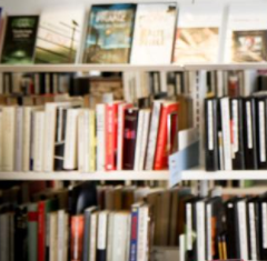 En masse bøger står på nogle hylder.