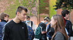 Unge mennesker, der snakker sammen