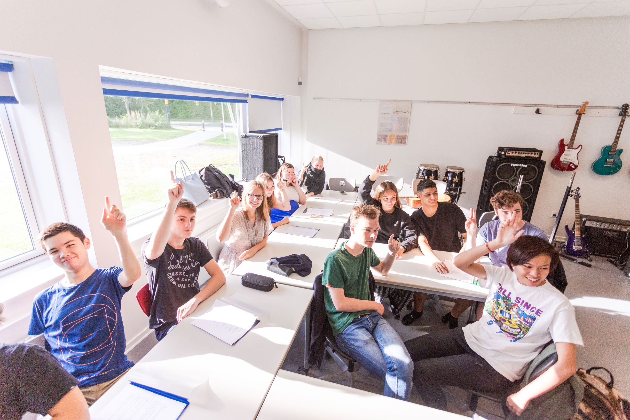 Gruppe af unge mennesker på skole